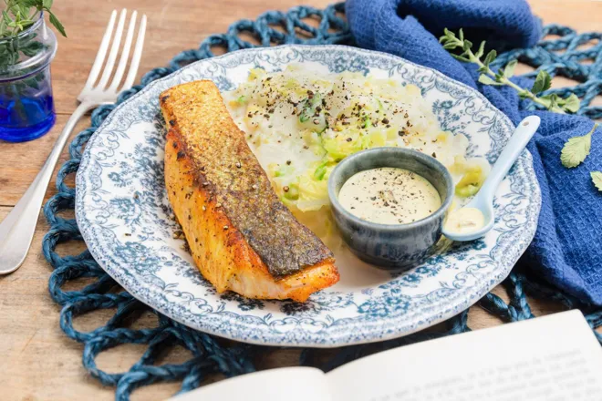 Pavé de truite grillé au curry, sauce au fromage blanc et purée au chou frisé