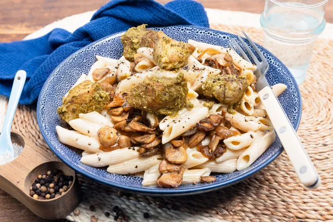 Pennes aux émincés de porc thym citron et champignons