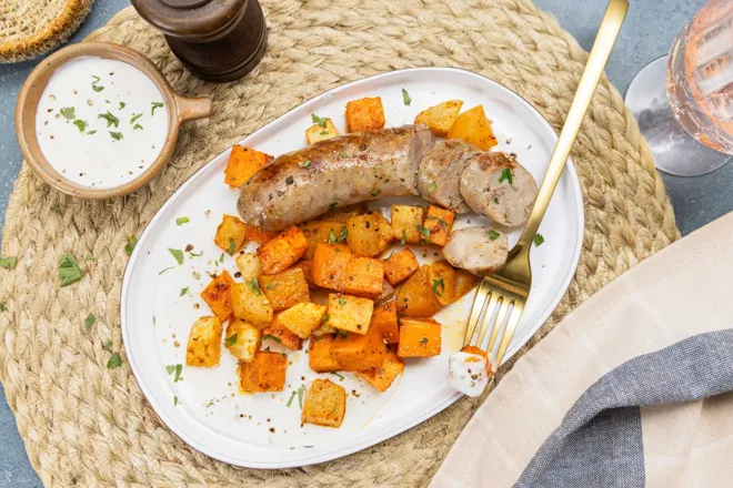 Saucisse du boucher, patate douce et navet rôtis au paprika fumé et au miel