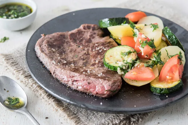 Steaks de boeuf et salade de pommes de terre au pistou de persil