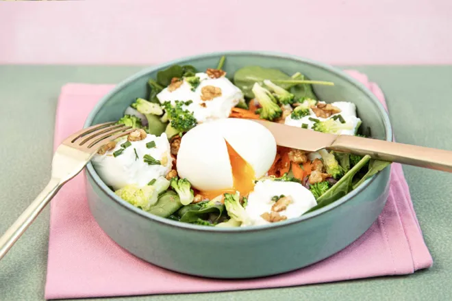 Salade de brocoli, salade d'algues au sésame et oeuf mollet