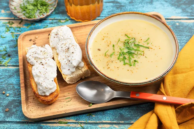 Velouté de panais, poireau et tartines de burrata au sel fumé viking