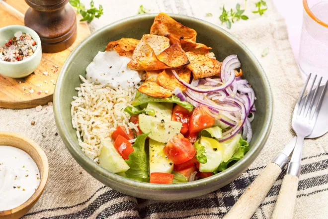 Bowl de tofu shawarma, tomate, concombre et riz au mélange libanais