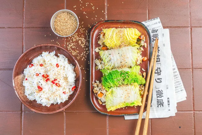 Rouleaux de chou chinois et riz pimenté