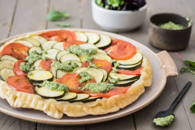 Tatin de courgette et tomate au pesto de basilic