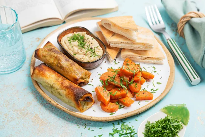 Cigares de féta et persil, houmous maison, carotte au cumin et pain libanais