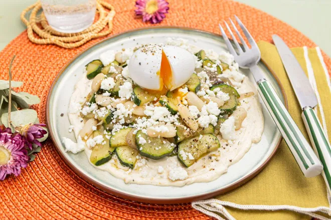 Courgettes et haricots blancs rôtis, féta et sauce au tahini