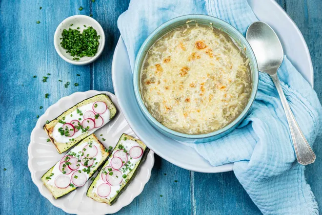 Soupe à l'oignon gratinée et tartines de courgette aux radis et ciboulette