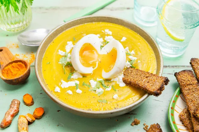 Soupe de butternut - pois chiches au cumin, féta, oeuf mollet & mouillettes de pain noir