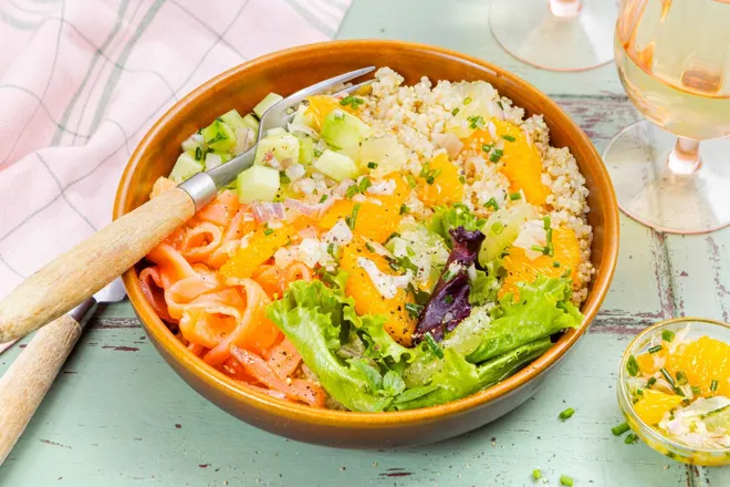 Quinoa bowl au saumon fumé et salsa d'agrumes