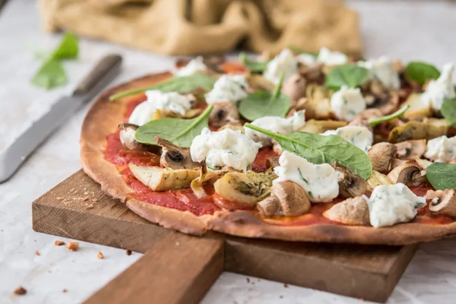 Pizza à la ricotta, champignons et cœurs d'artichauts