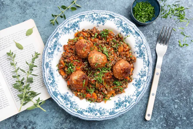 Boulettes végétales à l'italienne et mijoté de lentilles pimenté