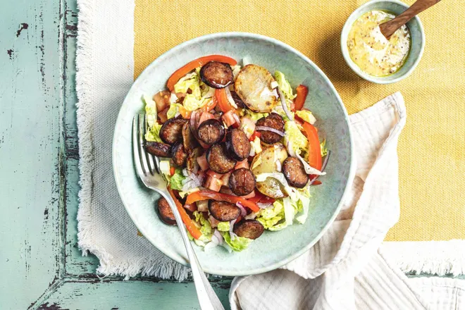 Salade de pommes de terre à la moutarde, poivron grillé et saucisse fumée