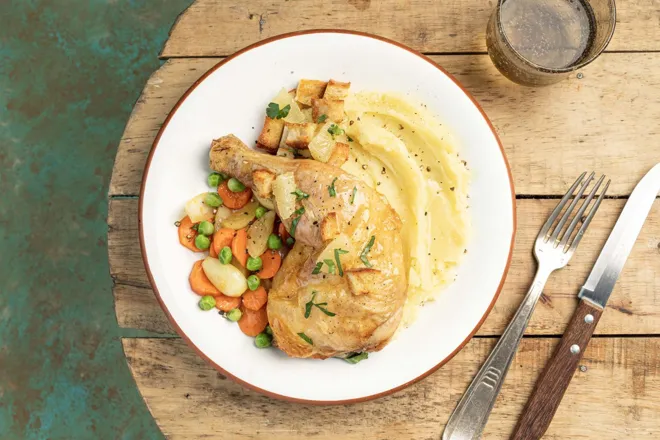 Poulet façon grenobloise, purée de pommes de terre et petits pois carottes