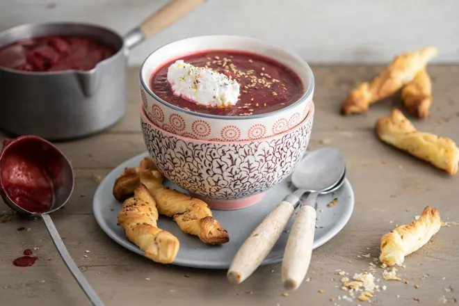 Velouté de betterave au chèvre frais et feuilletés au sésame