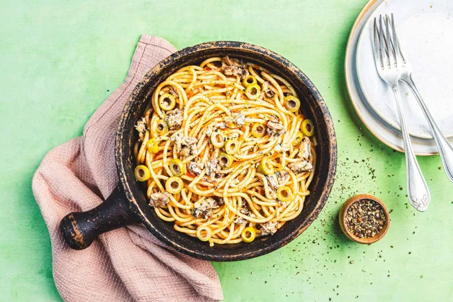 Spaghetti façon puttanesca (anchois, olives et piment)