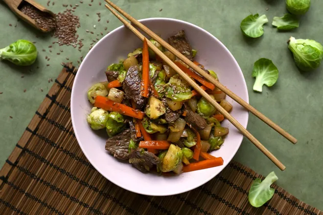 Wok de bœuf à la sauce soja et graines de lin