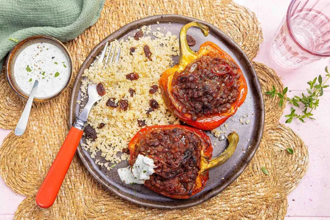Poivrons farcis aux lentilles pimentées et semoule aux raisins secs