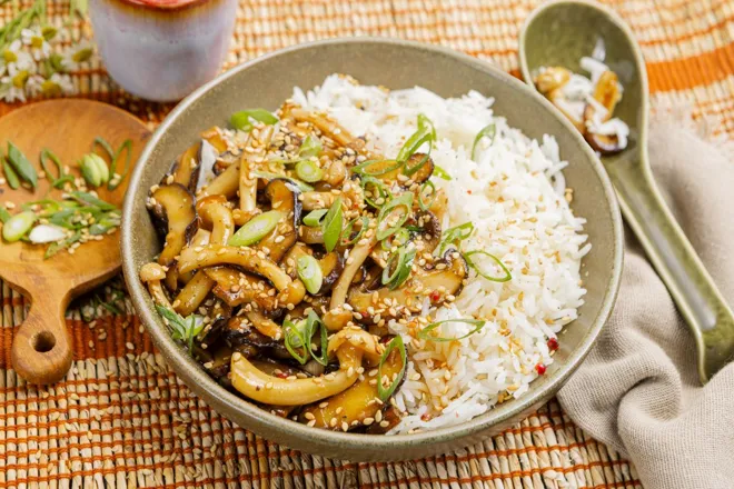 Champignons shimeji et shiitakés sautés au soja