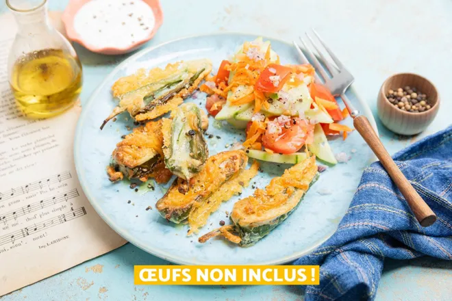 Piments Jalapenos frits au cheddar, salade de concombre et tomate