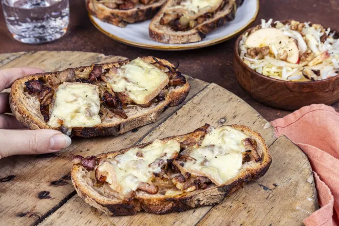 Tartines de lardons et raclette fondue, salade d'endive aux noix