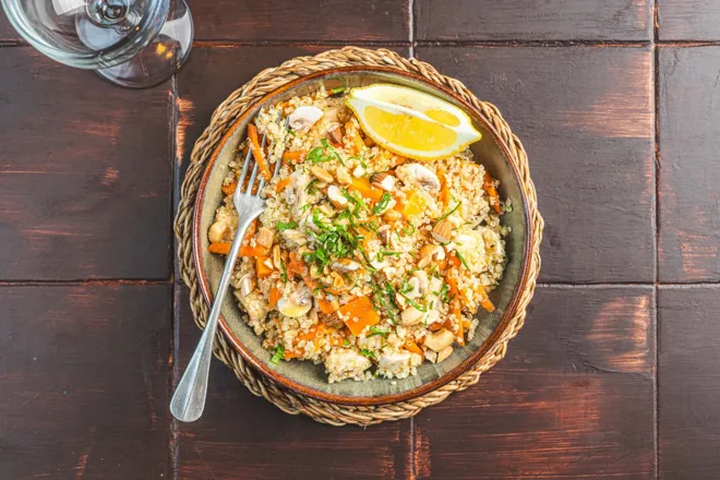 Salade de quinoa aux champignons, fruits secs et mimolette