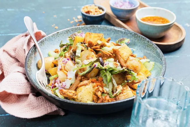 Salade pimentée d’émincés végétaux, grenailles, céleri branche et vinaigrette buffalo