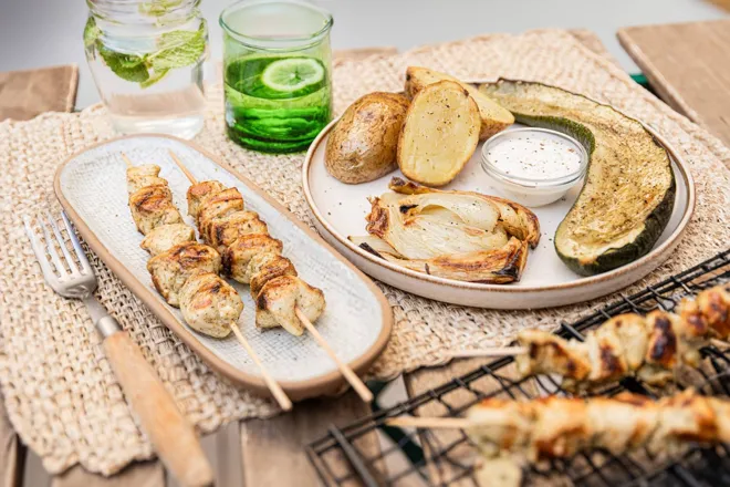 Brochettes de poulet au zaatar, courgette, fenouil et pommes de terre grillés