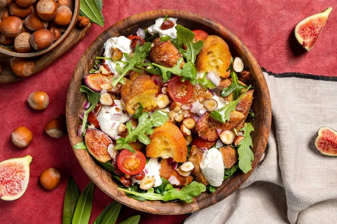 Panzanella aux figues rôties, burrata et noisettes