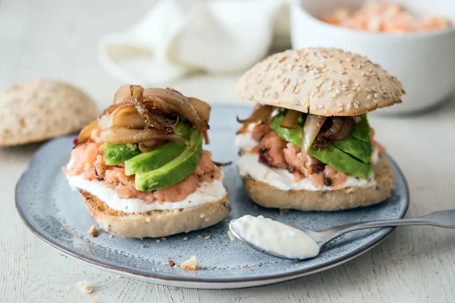 Petits pains à l'émietté de saumon fumé aux baies roses et avocat