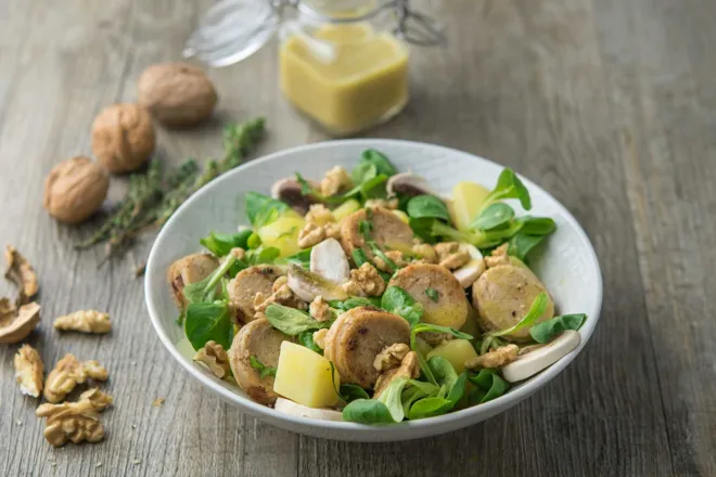 Salade de mâche aux boudins blancs, champignons et noix