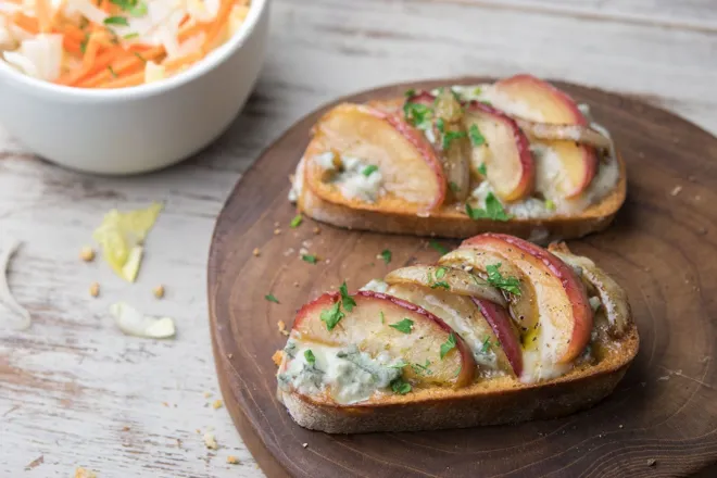 Tartines au gorgonzola, pomme rôtie et oignon caramélisé