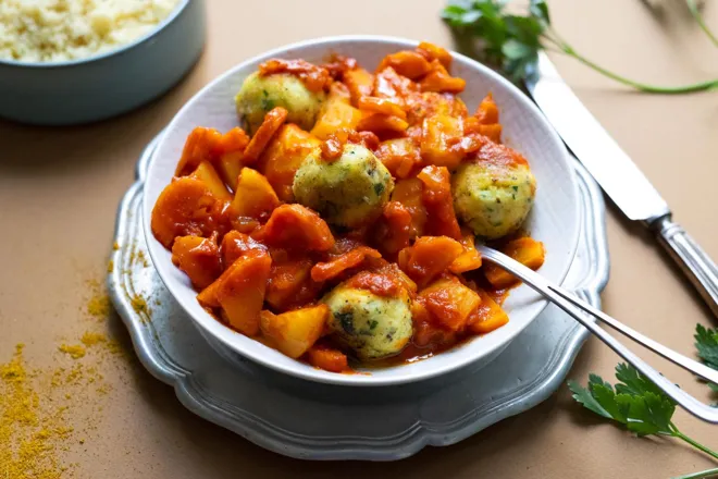 Tajine de boulettes à l'okara au ras el hanout et persil