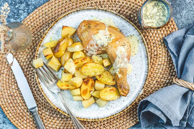 Cuisse de poulet, panais et grenailles au four, sauce à l'orange et romarin