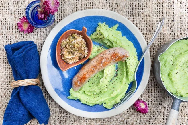 Saucisse au relish de pomme et brocoli, purée de pommes de terre