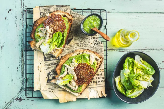 Tartines de poulet effiloché, crème de poireau à l'estragon et chips de pecorino