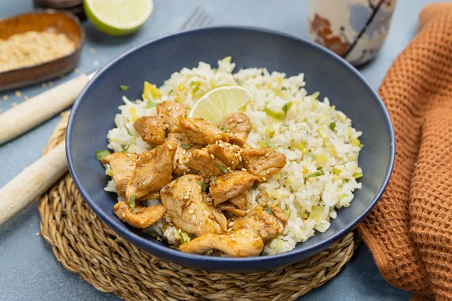 Sauté de dinde à la sauce soja spicy et citron vert, riz pilaf au poireau