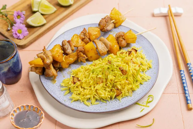 Brochettes de poulet, ananas et riz jaune au citron vert
