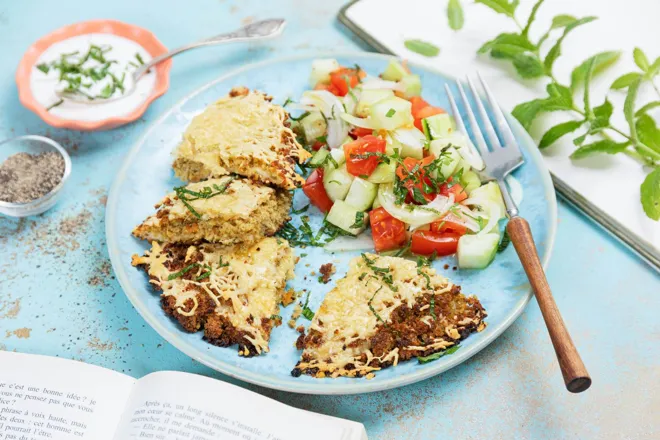 Galettes de falafels au fromage et chachumbar (salade indienne de tomates et concombres)