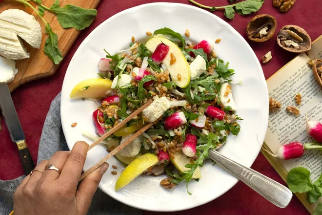 Salade de radis roses et chou-rave au crottin de chèvre et noix