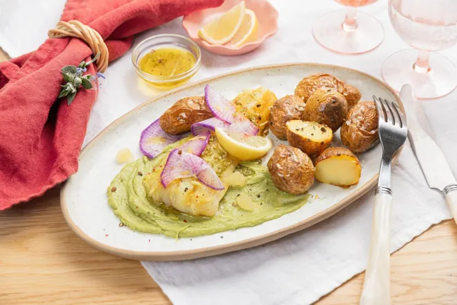 Haddock à la crème d'avocat et radis bleu, sauce vierge ciboulette - citron