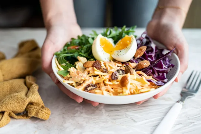 Salade de coleslaw, oeuf poché et raisin secs