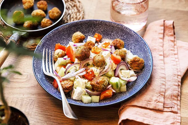 Panzanella façon salade grecque aux olives panées à l'origan