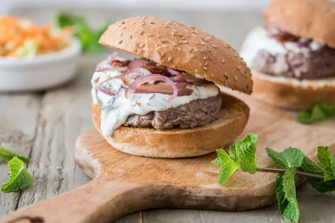 Burger sauce à la menthe et salade fraîche