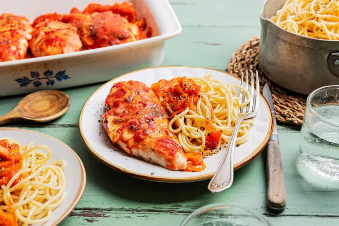 Filet de poulet à la sauce tomate gratiné à la mozzarella