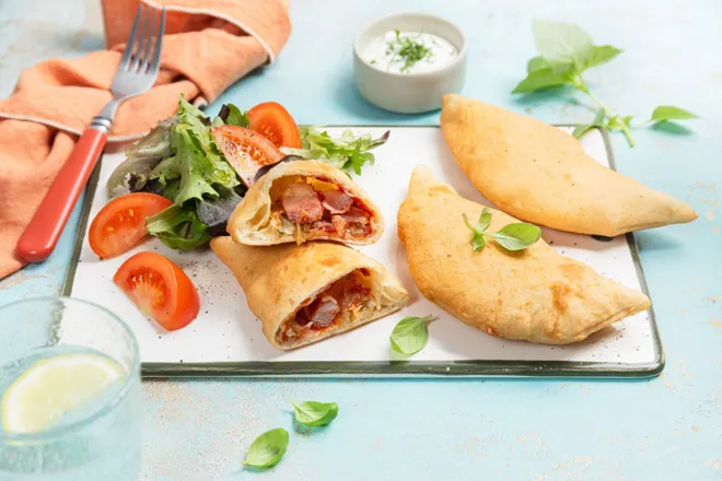 Pizzas frites à la napolitaine (poitrine fumée et basilic)