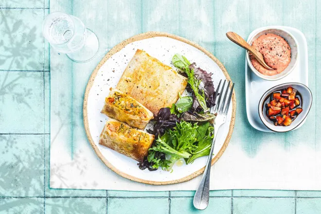 Brick aux légumes, houmous à la tomate et basilic et condiment poivron balsamique