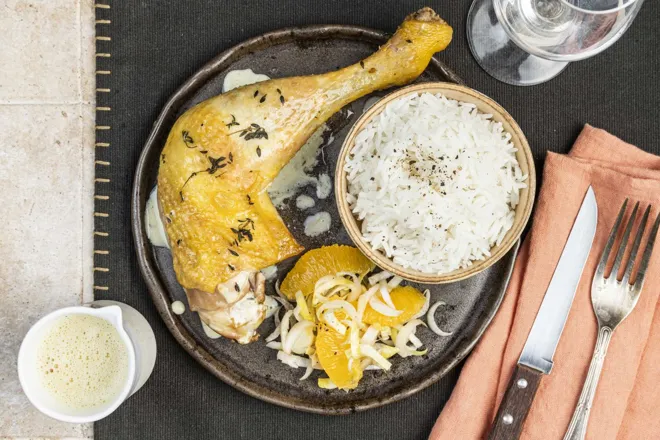 Cuisse de poulet au thym citron, sauce à l'orange et salade d'endive