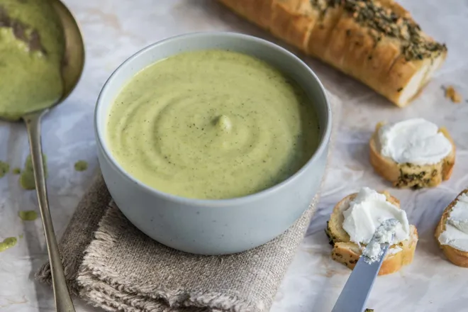 Velouté de courgette rôtie, chèvre frais et pain à l'ail