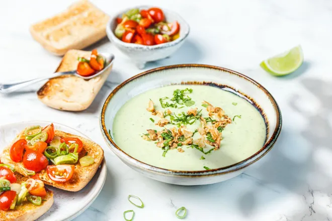 Velouté d'avocat à la coriandre et tartines de salsa de tomates cerises